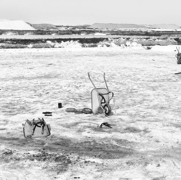 em danakil ethiopia áfrica na terra de afar o sal plana no espaço branco e carrinho de mão para o trabalhador perto da colina
 - Foto, Imagem