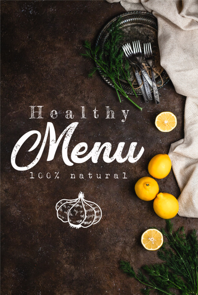 bovenaanzicht van vintage bord met venkel en vorken op donkere ondergrond, gezond menu belettering - Foto, afbeelding