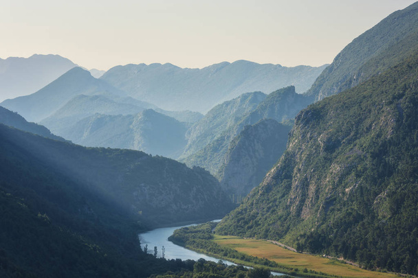 Ορεινό τοπίο με ποτάμι φαράγγι του Cetina Ντινάρα βουνά κοντά Omis, Δαλματία, Κροατία - Φωτογραφία, εικόνα