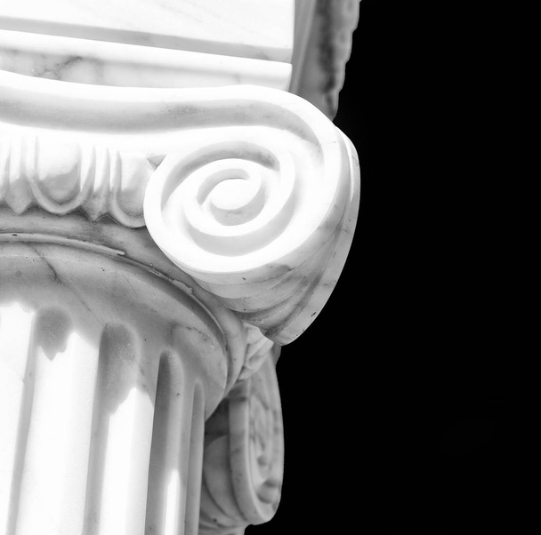 cyorus gökyüzünde kolon ve boş yer içinde belgili tanımlık geçmiş - Fotoğraf, Görsel