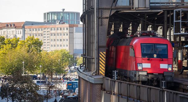 Punainen juna, Bahnhof FriedrichStrasse, rautatieasema Berliinissä Saksa
 - Valokuva, kuva
