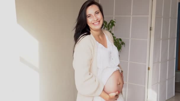 Belly of pregnant women before delivery of the baby love - Video, Çekim