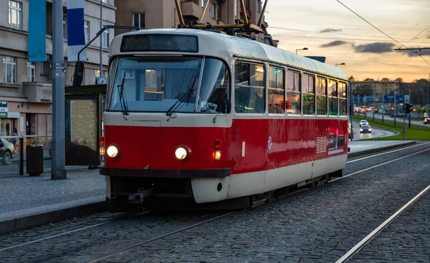 Tranvía rojo a la antigua por la noche, Praga
 - Foto, Imagen