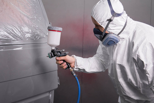 Painter spray gun in the hands of a painter. - Photo, Image