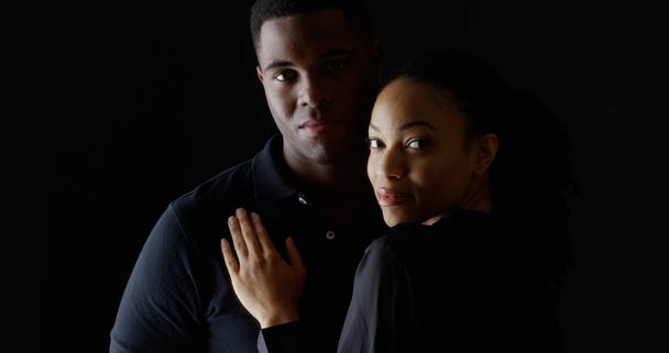 Dramático retrato de una joven mujer negra sosteniendo novio
 - Foto, imagen