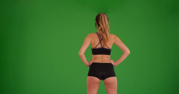 Taustakuva sopii urheilullinen nainen urheilu rintaliivit seisoo vihreällä ruudulla
 - Valokuva, kuva