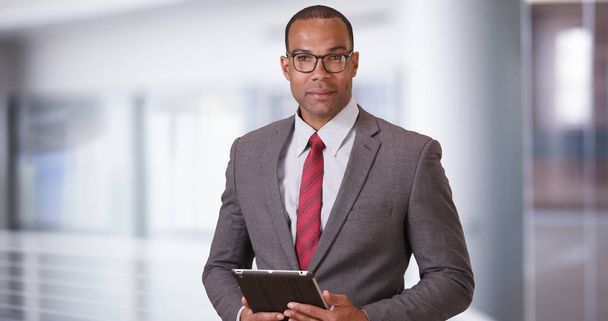 Чорний бізнес професійні пози для портрета з планшетом і окулярами
 - Фото, зображення