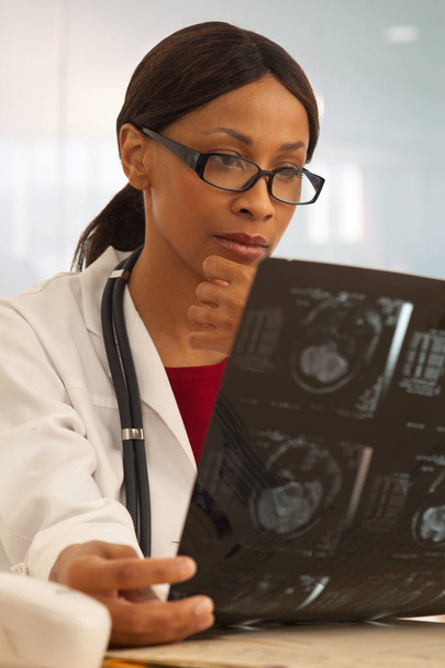 X ışınları hastaların beyin okuma kadın doktor portresi - Fotoğraf, Görsel