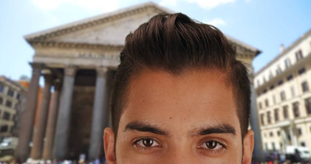Close up de fresco e bonito homem milenar com undercut pelo Panteão
  - Foto, Imagem