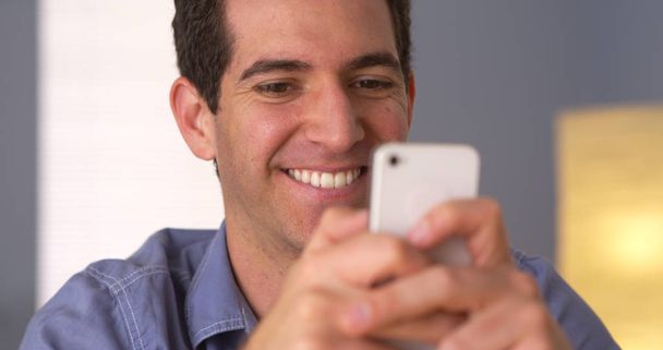 Homem mensagens de texto no smartphone
 - Foto, Imagem