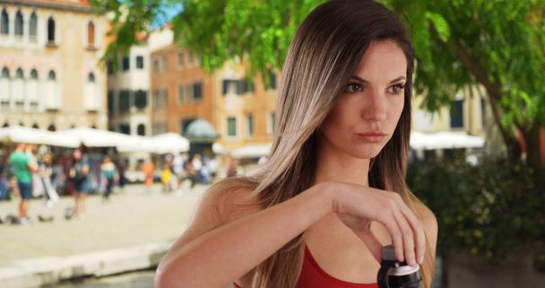 Kadın kırmızı en iyi içme suyu şişe İtalya'da seyahat ederken Close-up - Fotoğraf, Görsel