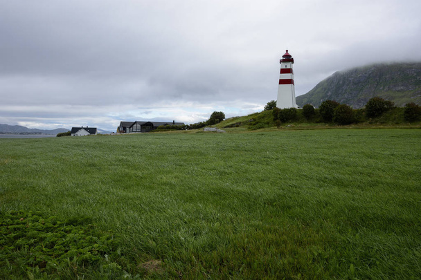 Alnes Leuchtturm, altes und berühmtes Gebäude, gegründet 1852, um Fischerboote in den Hafen der Fischergemeinde Alnes, mehr og romsdal county, Norwegen. - Foto, Bild