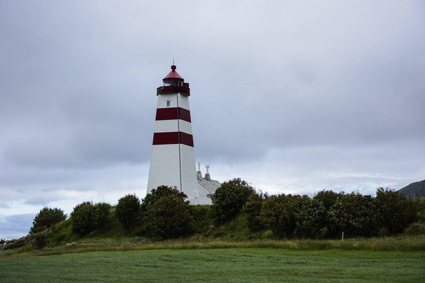 Alnes Lighthouse, antico e famoso edificio, istituito nel 1852 per guidare i pescherecci al porto della comunità di pescatori di Alnes, contea di More og Romsdal, Norvegia
. - Foto, immagini