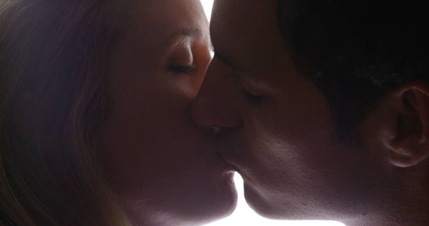 Hermosa pareja besándose sobre fondo oscuro
 - Foto, Imagen