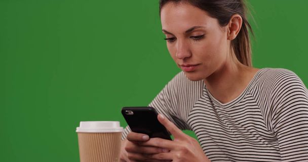 Kavkazský žena sedí v kavárně tabulky textové zprávy s mobilním telefonem na zelené obrazovce - Fotografie, Obrázek