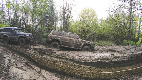 Utazás autóval a hegyekben. Ukrán expedíció "Kárpát határ". Április 2018. Offroad autó. A szépség, a tetejét. Ukrajnai Kárpátokban. - Fotó, kép