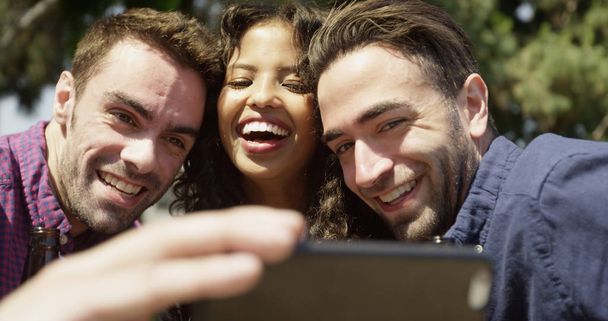 Mladí bokovky přátel pořizování selfie v parku - Fotografie, Obrázek