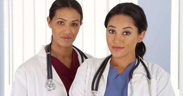 Latinalaisamerikkalainen ja Afrikkalainen amerikkalainen naislääkärit sairaalassa
 - Valokuva, kuva