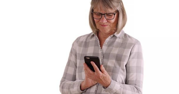 Olgun beyaz hanımefendi telefona metin kullanarak mesaj birinin beyaz kopya alanı - Fotoğraf, Görsel
