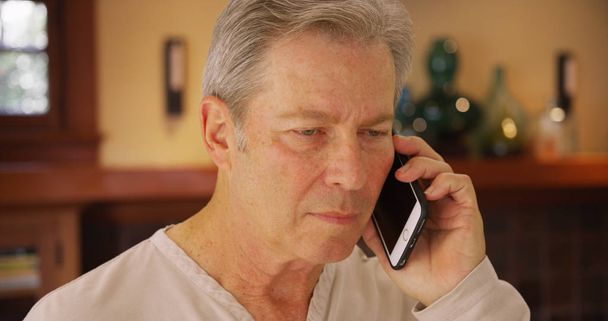 Mature homme d'âge moyen parler sur un téléphone
 - Photo, image