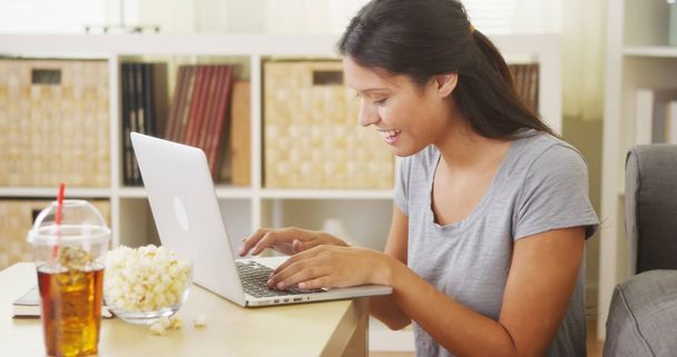 Νεαρός έφηβος χρησιμοποιώντας φορητό υπολογιστή και χαμογελαστός - Φωτογραφία, εικόνα