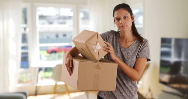Hermosa mujer caucásica en casa llevando cajas de envío
 - Foto, imagen