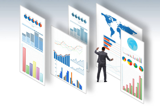 Empresário em visualização de negócios e conceito de infográficos
 - Foto, Imagem