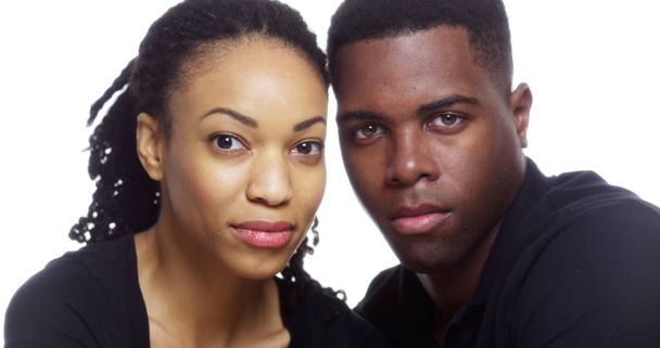 Retrato de una pareja negra joven y seria mirando a la cámara
 - Foto, Imagen
