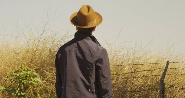 Spaanse man kijkt uit op de velden - Foto, afbeelding
