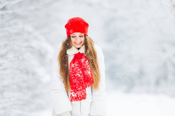 Dziewczyna w jej ubrania zimowe zamknęła oczy i uśmiechnął się w park śnieżny - Zdjęcie, obraz
