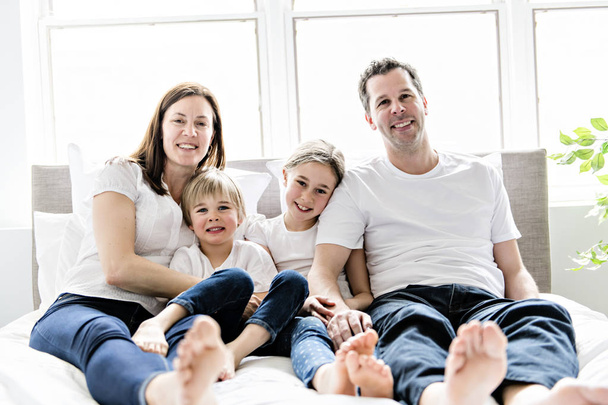 Evde yatakta eğleniyor Dört Kişilik Aile - Fotoğraf, Görsel