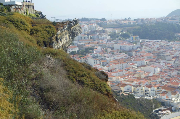 ナザレの小さな村、ポルトガルの大西洋の海岸 - 写真・画像