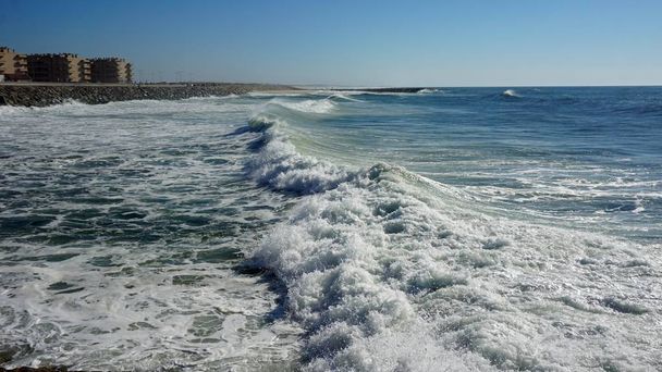 βαρέα κύματα στην παραλία fouradouro κατά τη διάρκεια του φθινοπώρου - Φωτογραφία, εικόνα