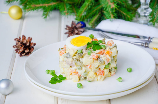 Traditionele Russische salade Olivier met groenten en vlees voor Nieuwjaar en Kerstmis. - Foto, afbeelding