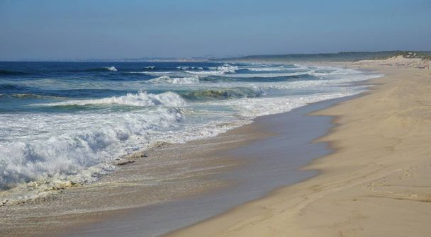 vagues lourdes dans la plage de fouradouro pendant l'automne
 - Photo, image