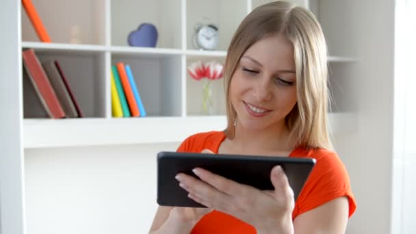 όμορφη γυναίκα χρησιμοποιώντας tablet PC - Πλάνα, βίντεο