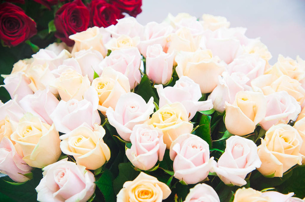 Panier de roses colorées en vente sur le marché
 - Photo, image