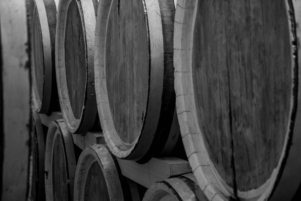barril de vinho feito de madeira de carvalho cheio de vinho de qualidade
 - Foto, Imagem