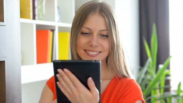Kavkazská mladá žena používající Tablet PC - Záběry, video