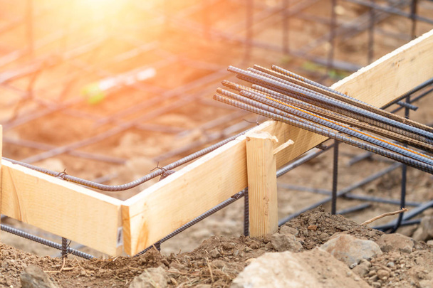 Nouveau cadre de barres d'armature en acier abstrait sur le chantier de construction
 - Photo, image