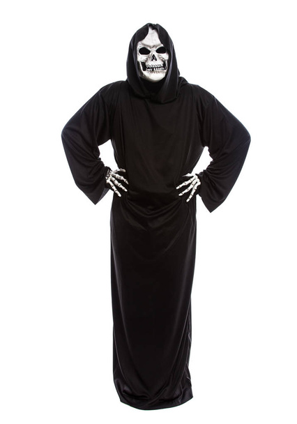 Costume di Halloween di uno scheletro triste mietitore che indossa una veste nera su uno sfondo bianco cercando impaziente o sconvolto e in attesa
 - Foto, immagini