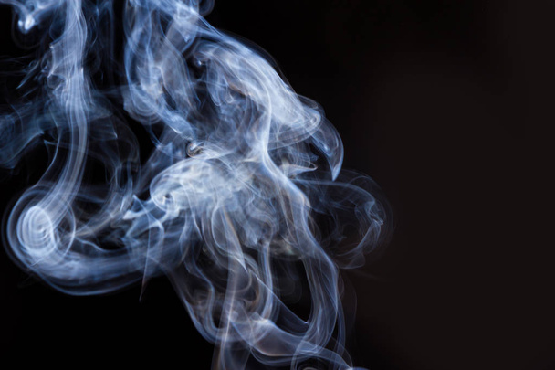 孤立した黒地に濃い煙は。アーク プラズマ蒸着法の煙から背景 - 写真・画像