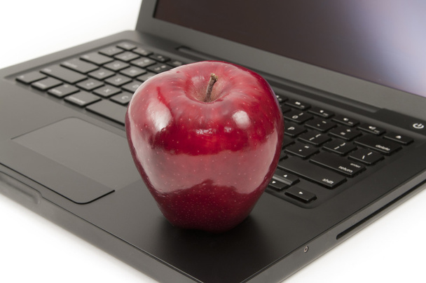 Punainen omena kannettavalla tietokoneella
 - Valokuva, kuva