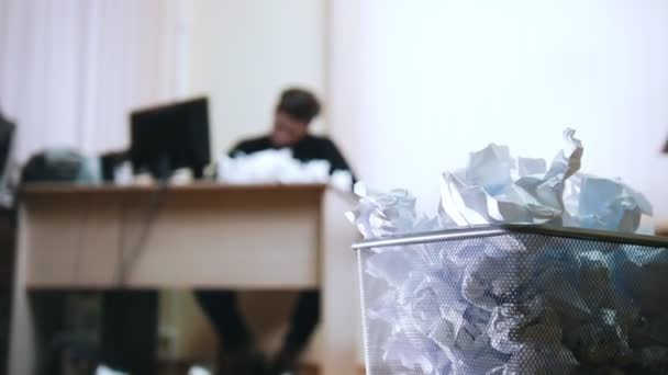 Zły człowiek rzuca zmięty papier z tabeli - Materiał filmowy, wideo