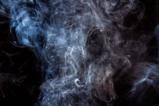 Hustý kouř na černém pozadí izolované. Pozadí z kouře vape - Fotografie, Obrázek