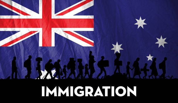 Vluchtelingen mensen in silhouet wandelen met de vlag van Australië op achtergrond - Foto, afbeelding