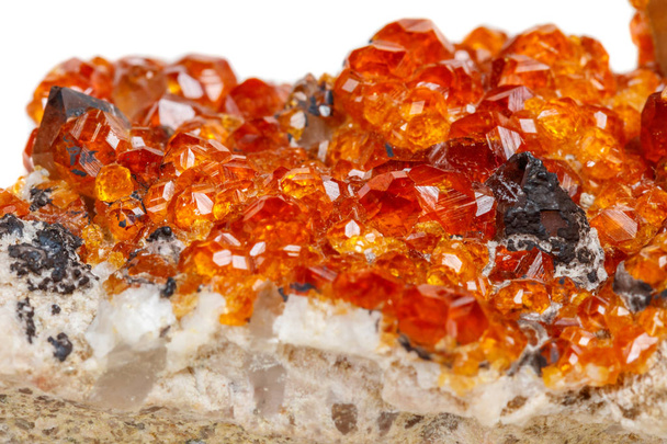 macro pierre minérale Spessartine, orange, grenat rouge avec quartz sur fond blanc gros plan
 - Photo, image