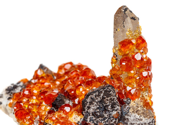 マクロ ミネラル石満礬柘榴石、オレンジ、赤いガーネット水晶クローズ アップ ホワイト バック グラウンド on - 写真・画像