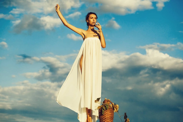 симпатичная девушка с бутылкой вина над небом
 - Фото, изображение