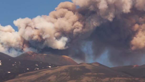 Vulkan Ätna ausgebrochen - Explosion und Lavastrom in Sizilien - Filmmaterial, Video
